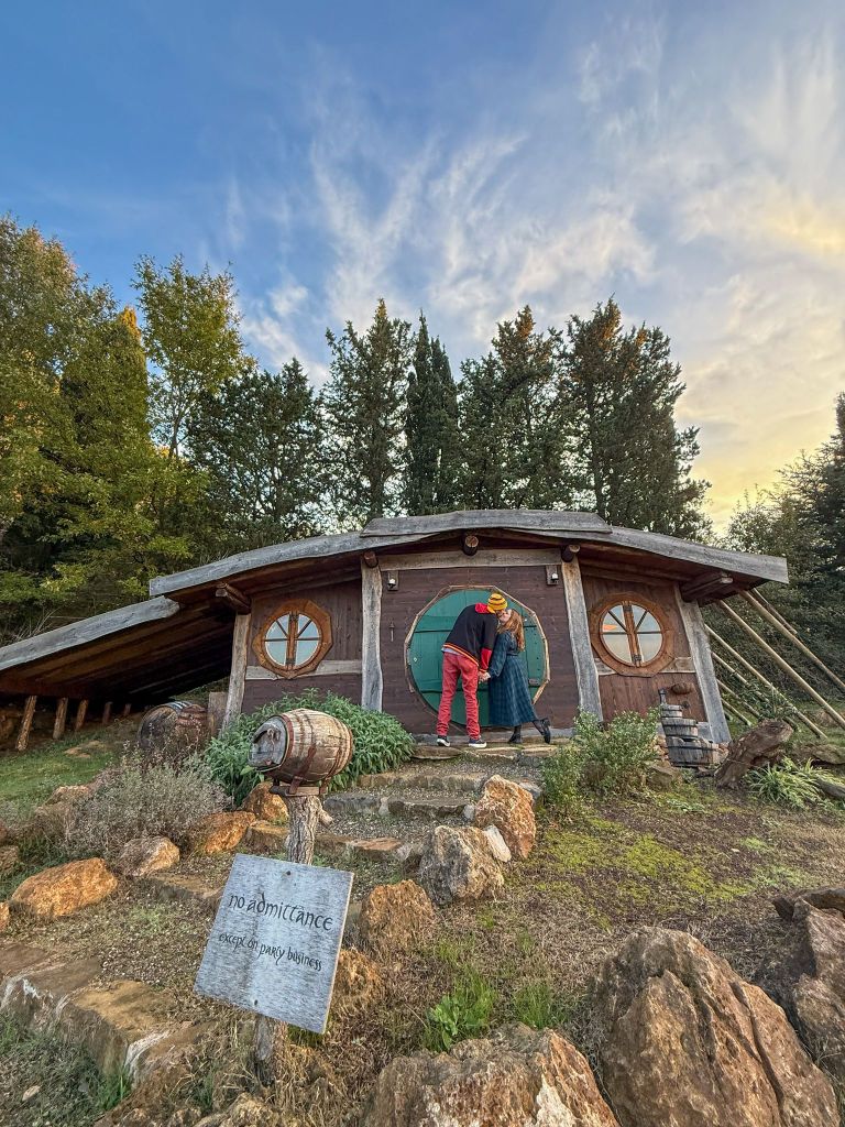 Casa Hobbit al Glamping il Sole.  Casa Baggins, glamping, alloggi insoliti. a tema Signore degli anelli in Italia
